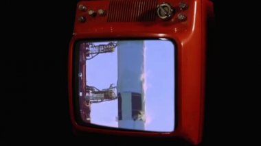 Apollo 11 Saturn V roket fırlatılışı Red Retro TV 'de. NASA tarafından desteklenen bu videonun elementleri.