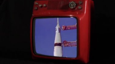 Apollo 11, Vintage Red TV 'de kalkış yapıyor. NASA tarafından desteklenen bu videonun elementleri.