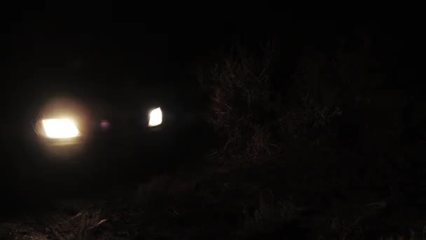 Une Voiture Coincée Sur Une Route Boueuse Dans Une Nuit — Video