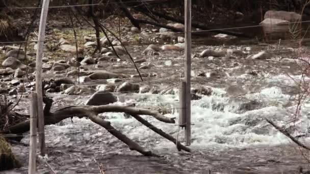 Συρματοπλέγματα Fence Πάνω Από Ένα Mountain Creek Στην Παταγονία Αργεντινή — Αρχείο Βίντεο
