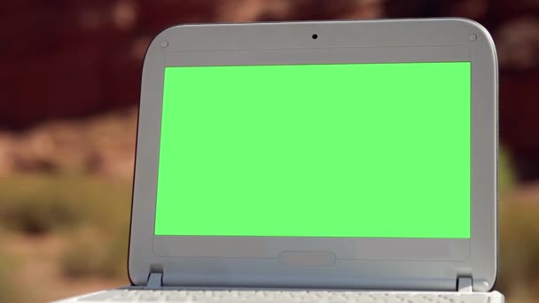 Witte Laptop Computer Met Groen Scherm Buiten Gefilmd Een Zonnige — Stockvideo