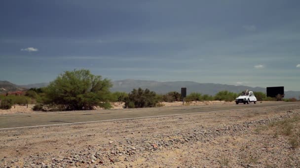 Ретро Белый Автомобиль Дороге Съёмки Проходили Провинции Риоха Аргентина — стоковое видео