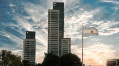 Daire Binası ve Arjantin Bayrağı Sunset, Buenos Aires, Arjantin. 