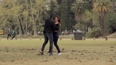 Buenos Aires / Arjantin - 09 09: 2019: Palermo Park 'ta Aşık Çift, Buenos Aires, Arjantin. 