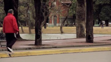Buenos Aires / Arjantin - 09 09: 2019: Palermo Parklarında Yürüyen İnsanlar (Bosques de Palermo), Buenos Aires, Arjantin. 