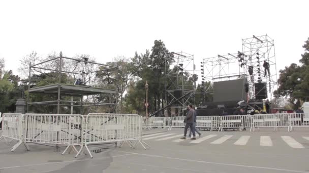 Workers Mounting Metallic Stage Structure Palermo Parks Buenos Aires Argentina — Stock Video