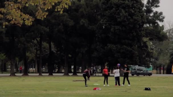 Groep Tieners Die Voetballen Het Parque Tres Febrero Beter Bekend — Stockvideo