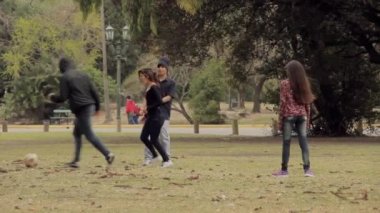 Parque Tres de Febrero 'da futbol oynayan bir grup genç, halk arasında Bosques de Palermo (Palermo Woods) olarak bilinir, Buenos Aires, Arjantin' de bir şehir parkı.. 