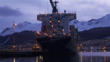 Ushuaia 'daki konteyner gemisi, Tierra del Fuego, Arjantin. 