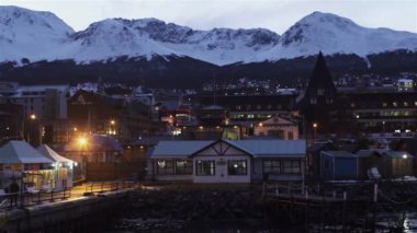 Şafakta Ushuaia Limanı, Beagle Channel 'dan görüntü. Tierra del Fuego ili, Arjantin. 