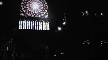 Paris / Fransa - 02 02 02 2019: Fransa 'nın ünlü Notre Dame Katedrali' ndeki Gül Penceresinden Gün Işıkları. Yangından Önce Çekilmiş, 2019 dolaylarında.. 