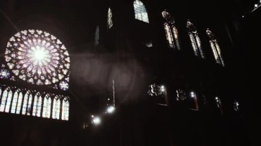 Paris / Fransa - 02 02 02 2019: Fransa 'nın ünlü Notre Dame Katedrali' ndeki Gül Penceresinden Gün Işıkları. Yangından Önce Çekilmiş, 2019 dolaylarında.. 