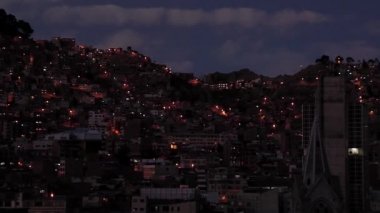 Gece vakti Bolivya 'nın başkenti La Paz' da bir tepenin üzerindeki binalar.