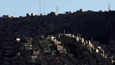 Bolivya 'da La Paz Sarp' ında gecekondu evleri inşa edildi.. 