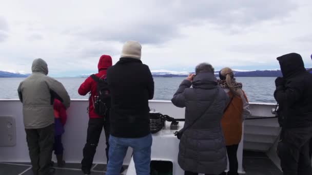 Grupo Turistas Navio Navegando Pelo Canal Beagle Tirando Imagens Tierra — Vídeo de Stock