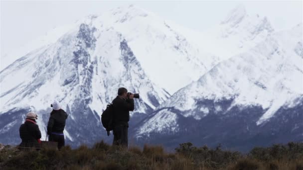 Ushuaia Tierra Del Fuego Province Argentina 2019 游客在阿根廷Tierra Del Fuego国家公园拍摄安第斯山脉的照片 — 图库视频影像