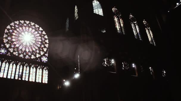 París Francia 2019 Rayos Sol Través Ventana Rosas Famosa Catedral — Vídeo de stock