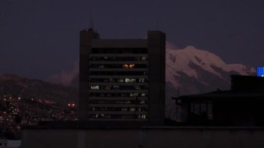 Gece vakti Bolivya 'nın başkenti La Paz' da bir tepenin üzerindeki binalar.