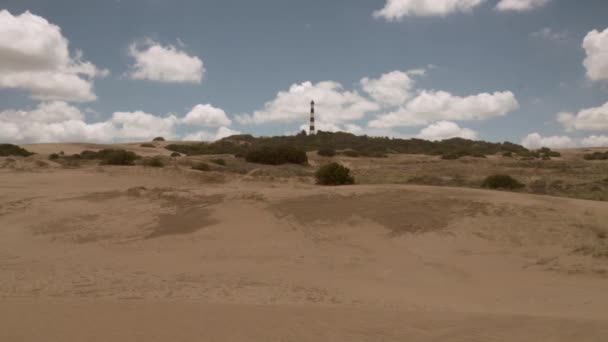 Un phare rayé face à l'océan Atlantique, en Amérique du Sud .