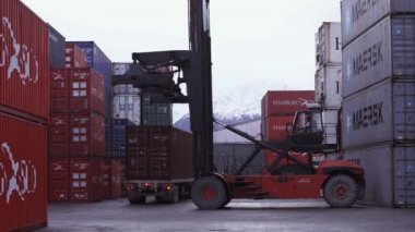 Bir konteynır terminalinde bir konteynırı kamyondan boşaltıyor. Ushuaia, Arjantin 'de çekildi.. 