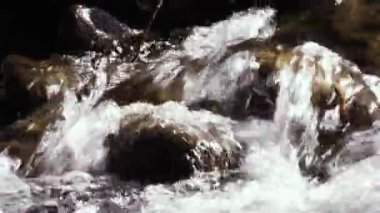 Patagonya 'da Dağ Nehri Akışı, Arjantin, Güney Amerika. 