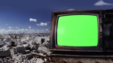 Hayalet Kasabanın Harabelerinin Üzerinde Retro TV. Yakınlaştır. Yeşil ekranı istediğin görüntüyle ya da resimle değiştirebilirsin. Bunu Keying (Chroma Key) efekti ile Adobe After Effects ya da diğer video düzenleme yazılımı ile yapabilirsiniz (özel derslere bakın). 