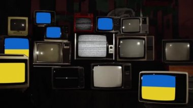 80 'lerde Ukrayna bayrağı ve 90' ların eski televizyonları. Yakınlaştır. 