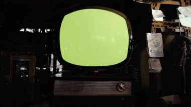 Yeşil Ekranlı 60 'ların Televizyonu Antikacıda Patladı. Yakınlaştır. Yeşil ekranı istediğin görüntüyle ya da resimle değiştirebilirsin. Sonraki Efektler ya da diğer herhangi bir video düzenleme yazılımında Keying efekti ile yapabilirsiniz.