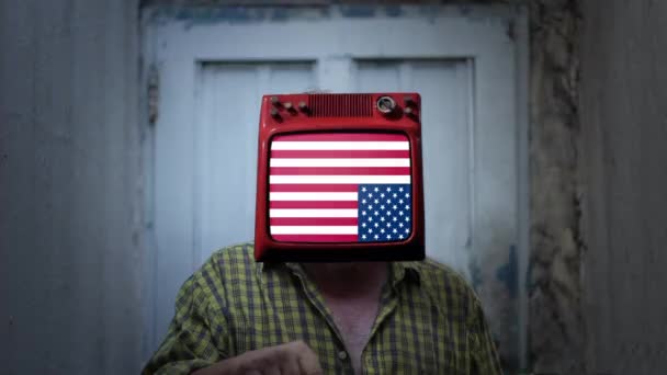 在一个男人的电视头像上升起美国国旗 遇险或抗议的信号 — 图库视频影像