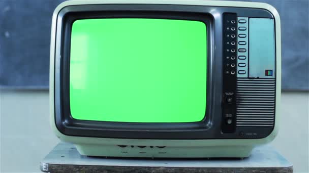 緑の画面でレトロなテレビセット教室で爆発 ドリー 緑の画面を必要な映像や画像に置き換えることができます Effectsやその他のビデオ編集ソフトウェアでキーエフェクトを使用することができます チュートリアルを確認してください — ストック動画