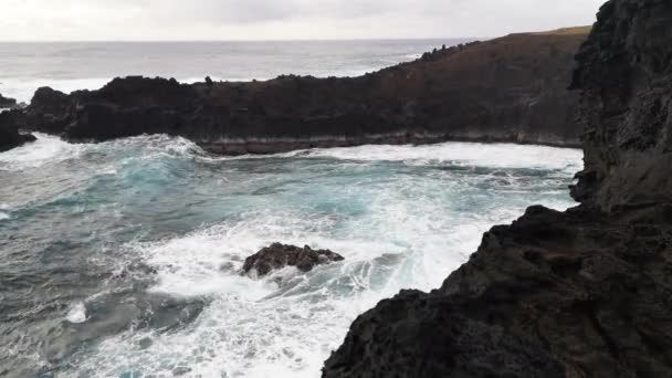 イースター島 ラパヌイ チリの首都 ハンガ ロアに近いアナ カケンガ洞窟で海を見下ろす — ストック動画