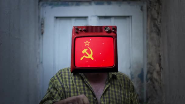 Szovjet zászló a TV-ben. Kommunista ember. A hazafiság vagy a tiltakozás szürreális fogalma. 