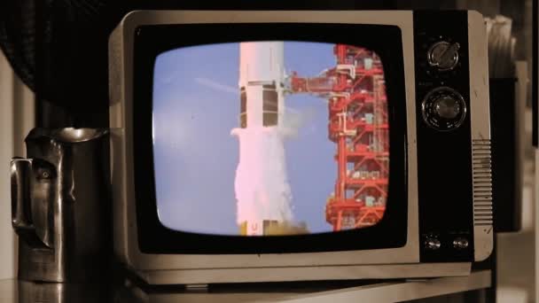 旧レトロ セピア テレビでのアポロ11号の歴史的な打ち上げ Nasaによって提供されたこのビデオの要素 — ストック動画