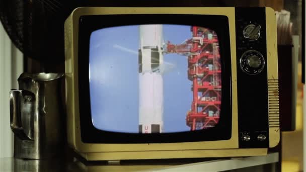 1969 Imágenes Históricas Del Apolo Nasa Lanzamiento Una Vieja Televisión — Vídeo de stock