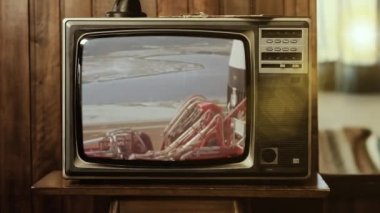 1969. Eski bir Retro TV 'de Apollo 11' in Ay Görevi 'nin Satürn V Roket Fırlatması' nın Tarihi Görüntüsü. NASA tarafından desteklenen bu videonun elementleri. 