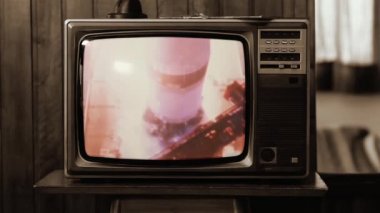 1969. NASA Apollo 11 'in Tarihi Görüntüsü Eski Retro TV' de fırlatıldı. Sepia Tone. NASA tarafından desteklenen bu videonun elementleri.