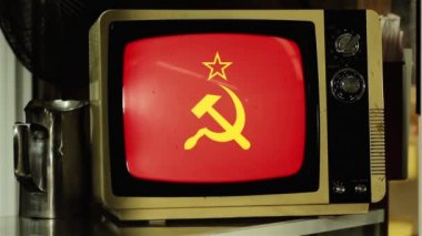 SSCB Bayrağı (Sovyetler Birliği) Eski Bir Vintage Televizyonu 'nda. 