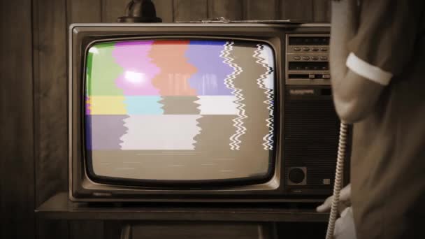 1969年 Nasaアポロ11号の歴史的映像を自宅で見る若い男古いレトロテレビで起動します セピア トーン Nasaによって提供されたこのビデオの要素 — ストック動画
