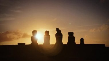 Sunset 'te Ahu Tahai. Rapa Nui (Paskalya Adası) kıyısında antik Moai heykelleri). 