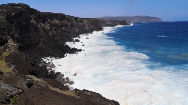 Klify Krajobraz Oceanu Spokojnego Widok Jaskini Ana Kakenga Wyspie Wielkanocnej — Wideo stockowe