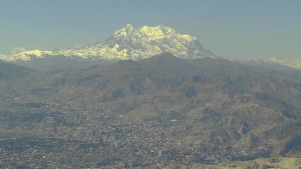 Θέα Στην Πόλη Παζ Στη Βολιβία Φόντο Όρος Ιλιμάνι Μεγέθυνση — Αρχείο Βίντεο