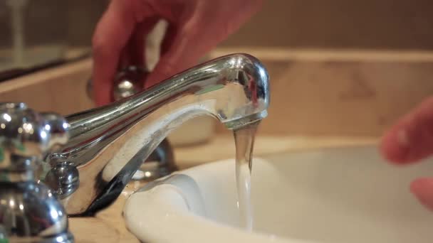 Mann Wäscht Hände Der Badezimmerspüle Covid Prävention Nahaufnahme — Stockvideo