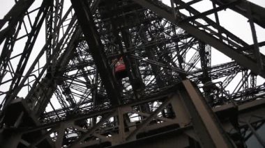 Paris, Fransa 'daki Eyfel Kulesi' ndeki Kırmızı Asansör manzarası. 