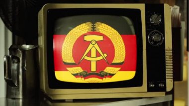 Bir Retro TV 'de Alman Demokratik Cumhuriyeti (Doğu Almanya) bayrağı. Demir Perde ve Berlin Duvarı Kavramı. 