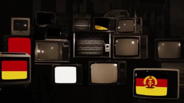 Alman Demokratik Cumhuriyeti (Doğu Almanya) ve Retro TV bayrağı. Demir Perde ve Berlin Duvarı Konsepti. Sepia Tonu. 