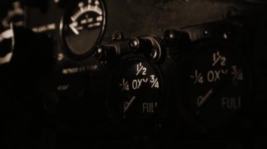 Eski bir uçağın gösterge paneli. Sepia Tone. Yakın plan. 