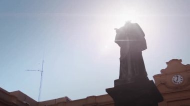 Crdoba Ulusal Üniversitesi Rektörlüğü 'nün iç avlusunda Keşiş Peder Trejo' nun heykeli. Yakınlaştır. 