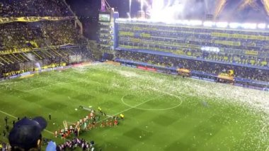 Buenos Aires / Arjantin - 10 10: 2019: Buenos Aires, Arjantin 'deki Bombonera Futbol Stadyumu' nda insanlar gazete okuyor. 
