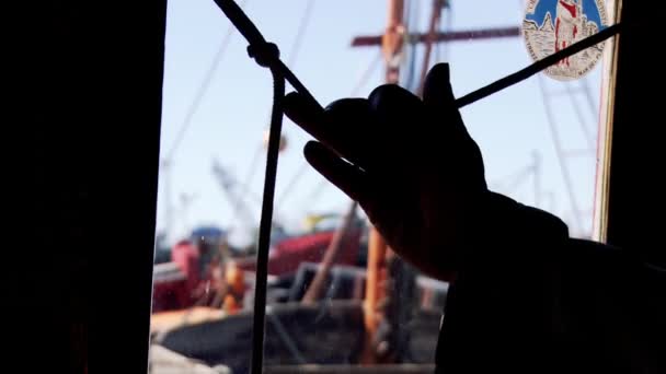 Erkek Eller Eski Bir Teknenin Boynuzunu Çekiyor Yakın Plan — Stok video