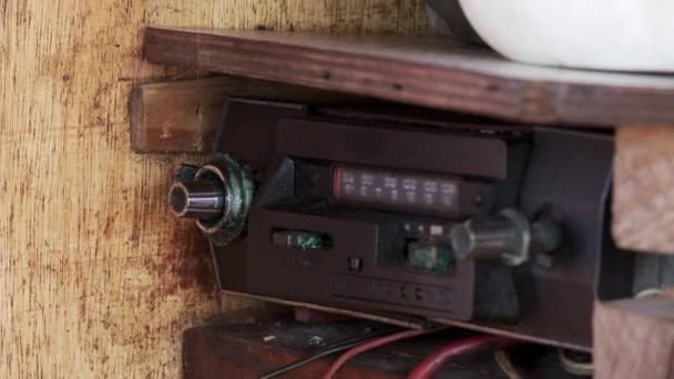 Mano Masculina Cambiando Frecuencias Una Radio Vieja Dentro Barco Viejo — Vídeos de Stock